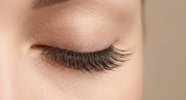 Nahaufnahme geschlossener Augen mit fein aufgebauter Wimpernverlängerung